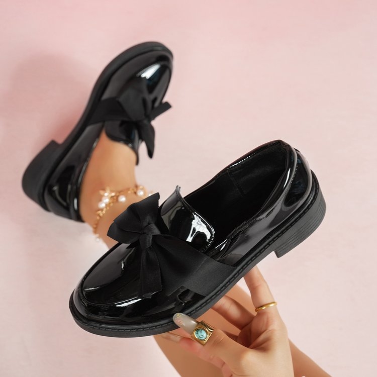 Sieviešu loaferi — apaļš purns, PU augšdaļa, vidēja papēža augstums 3–6 cm, slip-on