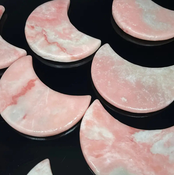 Κρυστάλλινο διακοσμητικό από ροζ όπαλ με σχέδιο σελήνης – γυαλισμένος λίθος, γεωμετρικό σχήμα, μοντέρνος μινιμαλισμός, συσκευασία δώρου, μοντέλο LK