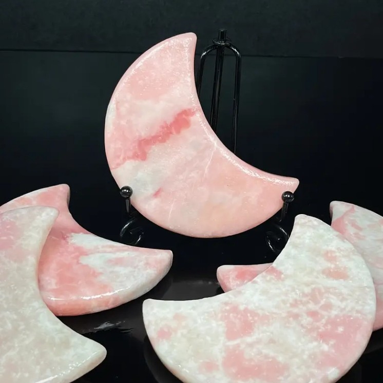 Κρυστάλλινο διακοσμητικό από ροζ όπαλ με σχέδιο σελήνης – γυαλισμένος λίθος, γεωμετρικό σχήμα, μοντέρνος μινιμαλισμός, συσκευασία δώρου, μοντέλο LK