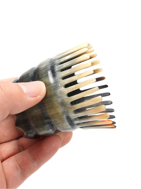 Χτένα μαλάξης τριχωτού της κεφαλής από φυσικό κέρατο, με κυλινδρικό σχήμα και λεπτά δόντια (Υλικό: φυσικό κέρατο; Σχήμα: κυλινδρικός σχήμα; Δόντια: λεπτά; Χρήση: μασάζ τριχωτού κεφαλής)