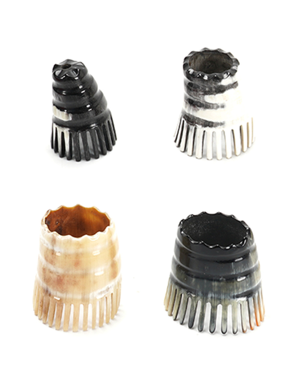 Χτένα μαλάξης τριχωτού της κεφαλής από φυσικό κέρατο, με κυλινδρικό σχήμα και λεπτά δόντια (Υλικό: φυσικό κέρατο; Σχήμα: κυλινδρικός σχήμα; Δόντια: λεπτά; Χρήση: μασάζ τριχωτού κεφαλής)