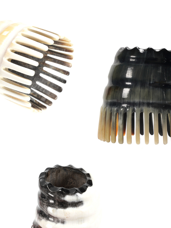 Χτένα μαλάξης τριχωτού της κεφαλής από φυσικό κέρατο, με κυλινδρικό σχήμα και λεπτά δόντια (Υλικό: φυσικό κέρατο; Σχήμα: κυλινδρικός σχήμα; Δόντια: λεπτά; Χρήση: μασάζ τριχωτού κεφαλής)