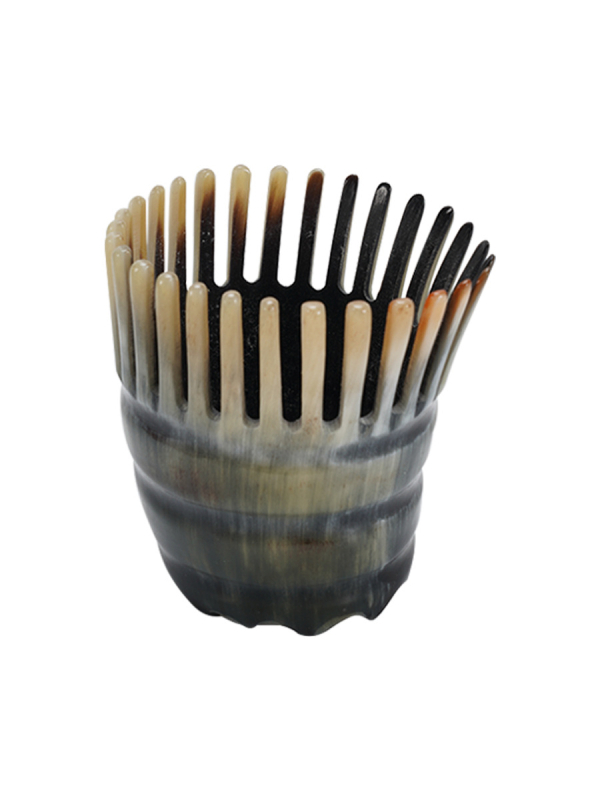 Χτένα μαλάξης τριχωτού της κεφαλής από φυσικό κέρατο, με κυλινδρικό σχήμα και λεπτά δόντια (Υλικό: φυσικό κέρατο; Σχήμα: κυλινδρικός σχήμα; Δόντια: λεπτά; Χρήση: μασάζ τριχωτού κεφαλής)