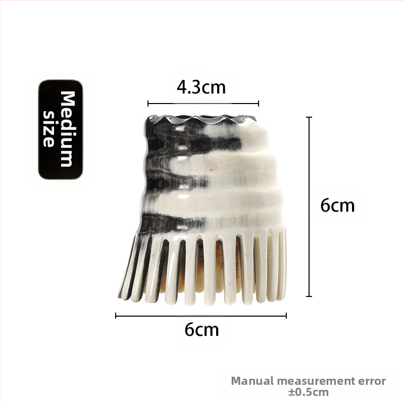 Χτένα μαλάξης τριχωτού της κεφαλής από φυσικό κέρατο, με κυλινδρικό σχήμα και λεπτά δόντια (Υλικό: φυσικό κέρατο; Σχήμα: κυλινδρικός σχήμα; Δόντια: λεπτά; Χρήση: μασάζ τριχωτού κεφαλής)