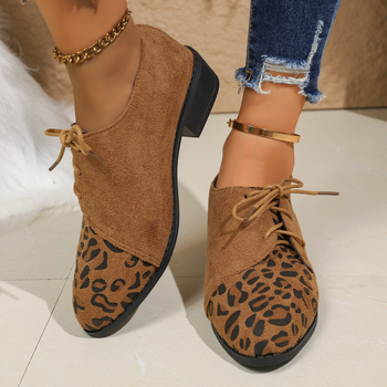 Klinveida kurpes ar asu purnu, nubuka augšdaļa, gumijas zole, priekšējā šņorēšana, zems plats papēdis