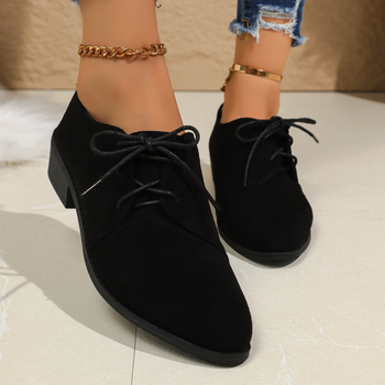 Klinveida kurpes ar asu purnu, nubuka augšdaļa, gumijas zole, priekšējā šņorēšana, zems plats papēdis