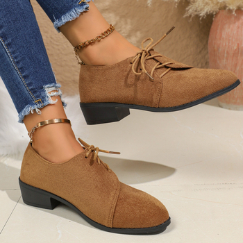 Klinveida kurpes ar asu purnu, nubuka augšdaļa, gumijas zole, priekšējā šņorēšana, zems plats papēdis