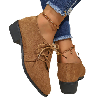 Klinveida kurpes ar asu purnu, nubuka augšdaļa, gumijas zole, priekšējā šņorēšana, zems plats papēdis