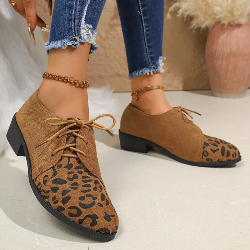 Klinveida kurpes ar asu purnu, nubuka augšdaļa, gumijas zole, priekšējā šņorēšana, zems plats papēdis