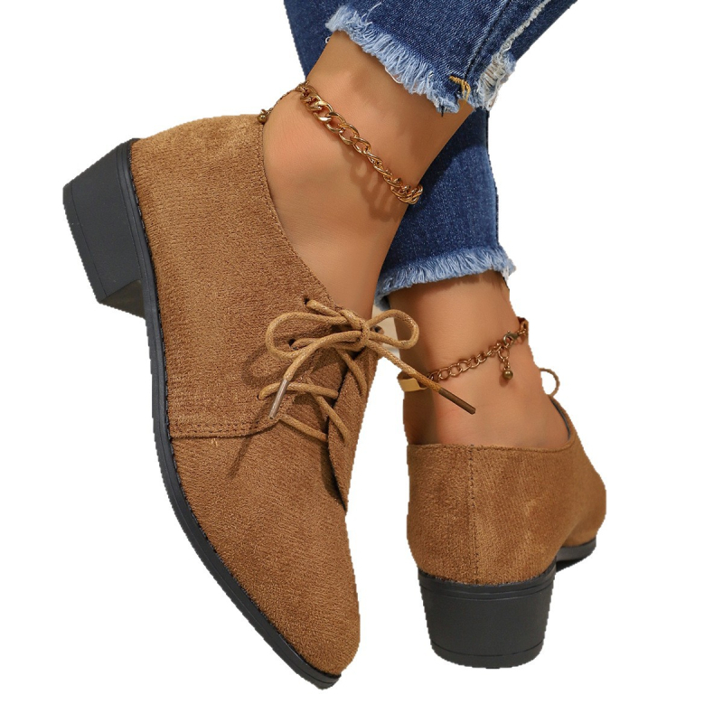 Klinveida kurpes ar asu purnu, nubuka augšdaļa, gumijas zole, priekšējā šņorēšana, zems plats papēdis