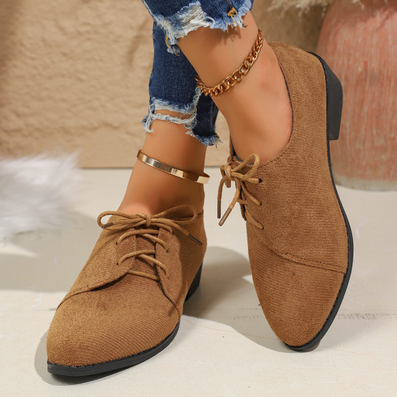 Klinveida kurpes ar asu purnu, nubuka augšdaļa, gumijas zole, priekšējā šņorēšana, zems plats papēdis