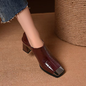 Sieviešu kurpes ar vidēja augstuma papēdi, Slip-On, virsma no sintētiskās ādas, gumijas zole