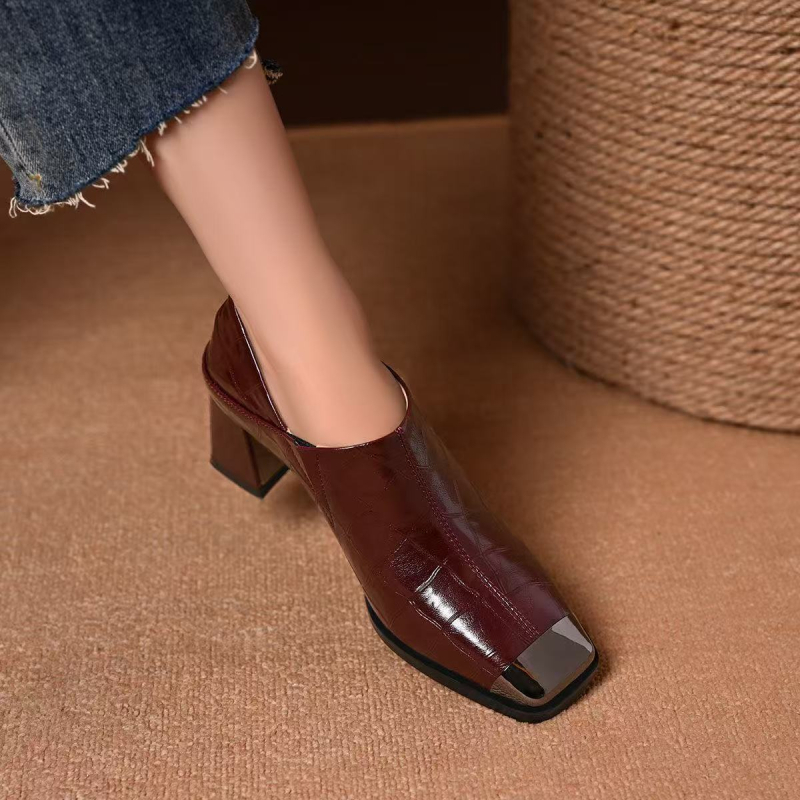 Sieviešu kurpes ar vidēja augstuma papēdi, Slip-On, virsma no sintētiskās ādas, gumijas zole