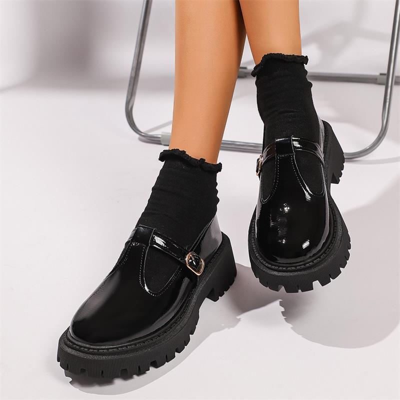 Sieviešu loaferi ar PU augšpusi, apaļa purngala, platformas zole, papēža augstums 3–5 cm, aizdare ar vienu siksnu