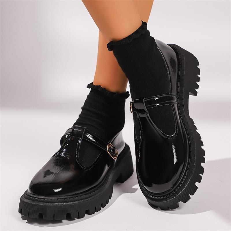 Sieviešu loaferi ar PU augšpusi, apaļa purngala, platformas zole, papēža augstums 3–5 cm, aizdare ar vienu siksnu