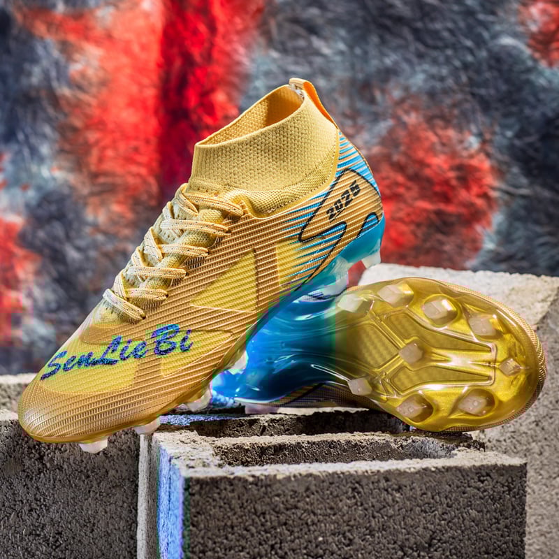 Παπούτσια ποδοσφαίρου με ψηλό άνω μέρος, κορδόνια μπροστά, επάνω από συνθετικό δέρμα, αντιολισθητική σόλα από καουτσούκ, κατάλληλα για φυσικό και τεχνητό χλοοτάπητα