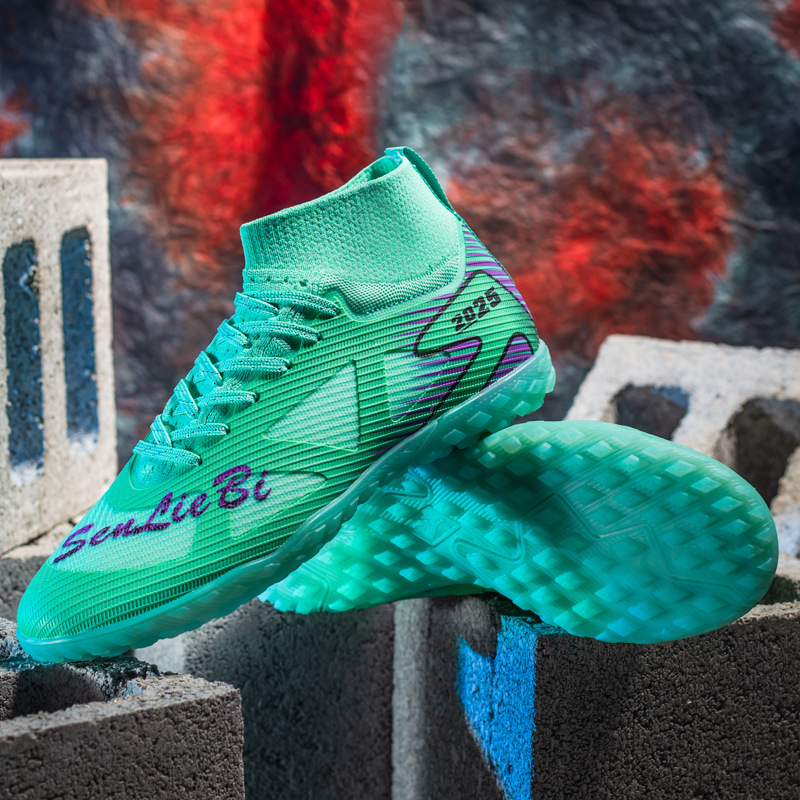 Παπούτσια ποδοσφαίρου με ψηλό άνω μέρος, κορδόνια μπροστά, επάνω από συνθετικό δέρμα, αντιολισθητική σόλα από καουτσούκ, κατάλληλα για φυσικό και τεχνητό χλοοτάπητα