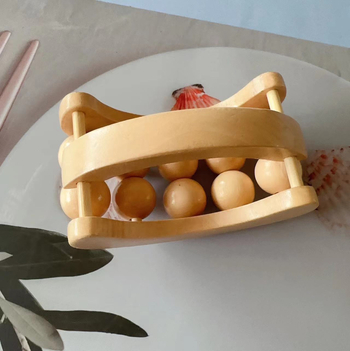 Дървен ръчен масажор с въртящ се валяк — Борово дърво — Guoning — Полиране — Модерен минималистичен стил