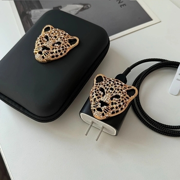 TPU apsaugos komplektas Apple 20W įkrovikliui, 3D leopardų galvos dizainas ir bangų raštas; įtraukti kabelių klipai ir 1,4 m kabelio apsauga