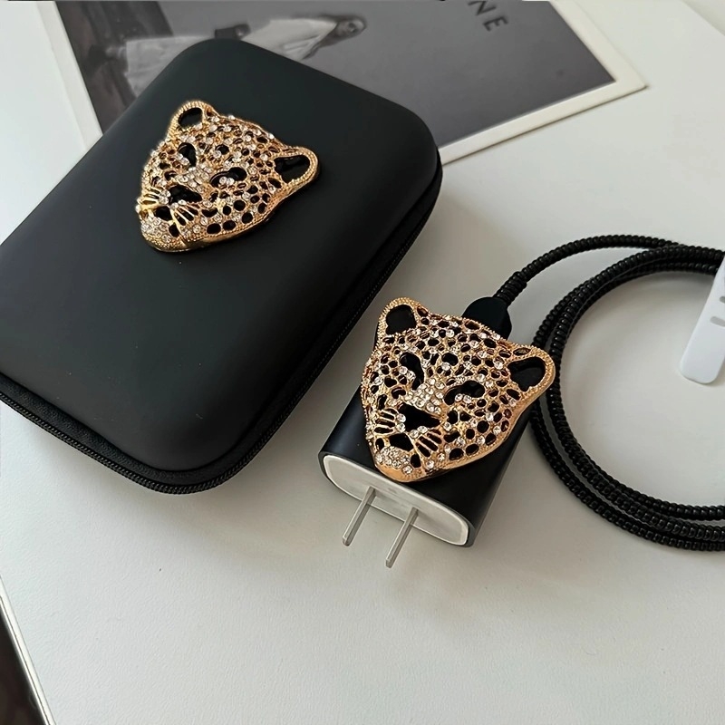 TPU apsaugos komplektas Apple 20W įkrovikliui, 3D leopardų galvos dizainas ir bangų raštas; įtraukti kabelių klipai ir 1,4 m kabelio apsauga