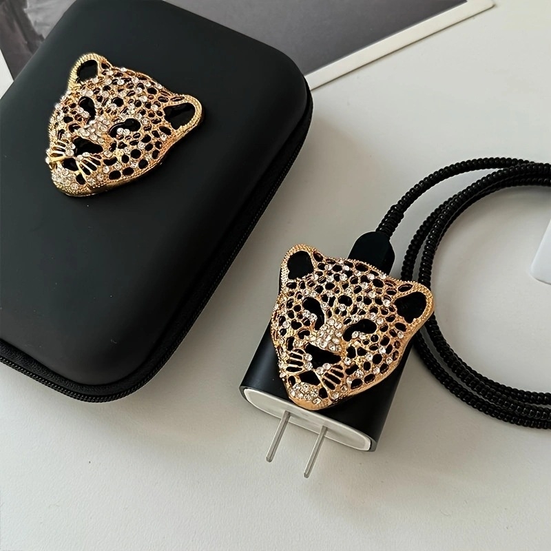 TPU apsaugos komplektas Apple 20W įkrovikliui, 3D leopardų galvos dizainas ir bangų raštas; įtraukti kabelių klipai ir 1,4 m kabelio apsauga