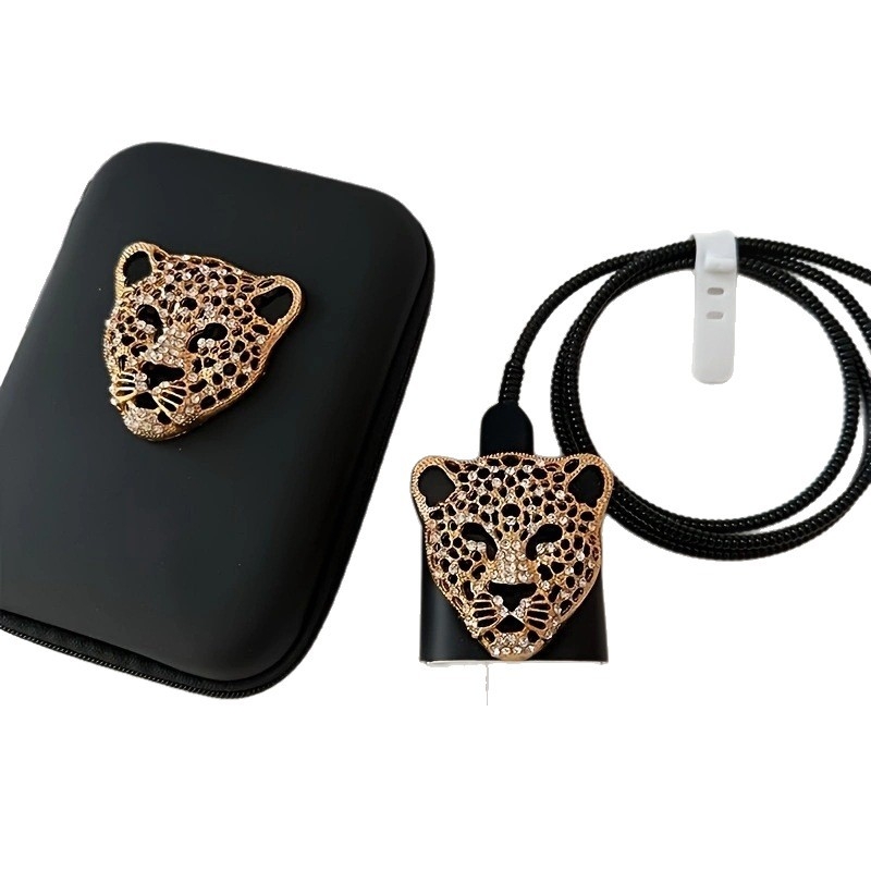 TPU apsaugos komplektas Apple 20W įkrovikliui, 3D leopardų galvos dizainas ir bangų raštas; įtraukti kabelių klipai ir 1,4 m kabelio apsauga