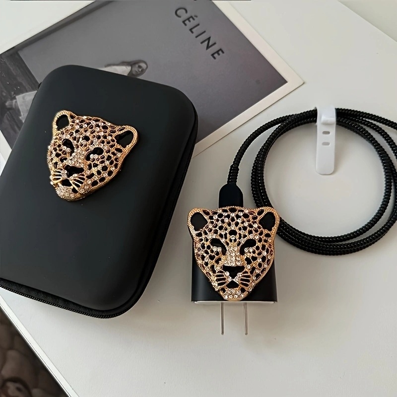 TPU apsaugos komplektas Apple 20W įkrovikliui, 3D leopardų galvos dizainas ir bangų raštas; įtraukti kabelių klipai ir 1,4 m kabelio apsauga