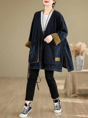 Γυναικείο τζιν παλτό με V-λαιμό, ραγκλάν μανίκια, μεσαίου μήκους άνετης γραμμής, μεγάλες τσέπες, ύφασμα τζιν με 70–80% βαμβάκι, φινίρισμα με πλύση άμμου