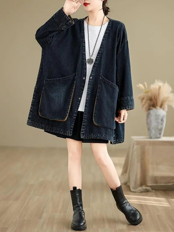 Γυναικείο τζιν παλτό με V-λαιμό, ραγκλάν μανίκια, μεσαίου μήκους άνετης γραμμής, μεγάλες τσέπες, ύφασμα τζιν με 70–80% βαμβάκι, φινίρισμα με πλύση άμμου