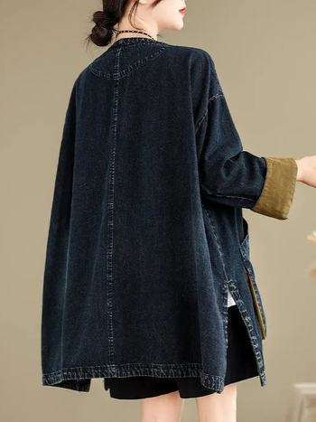 Γυναικείο τζιν παλτό με V-λαιμό, ραγκλάν μανίκια, μεσαίου μήκους άνετης γραμμής, μεγάλες τσέπες, ύφασμα τζιν με 70–80% βαμβάκι, φινίρισμα με πλύση άμμου