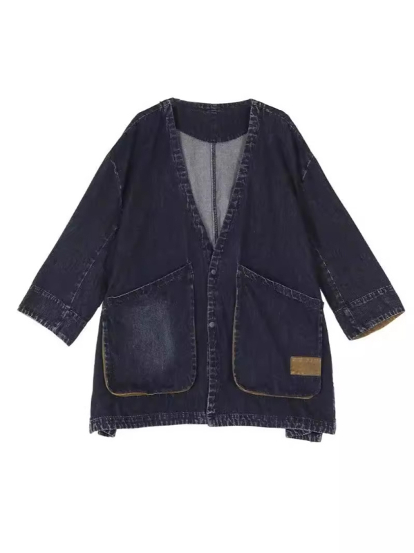 Γυναικείο τζιν παλτό με V-λαιμό, ραγκλάν μανίκια, μεσαίου μήκους άνετης γραμμής, μεγάλες τσέπες, ύφασμα τζιν με 70–80% βαμβάκι, φινίρισμα με πλύση άμμου