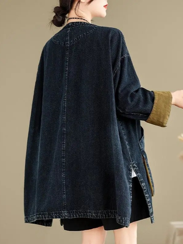 Γυναικείο τζιν παλτό με V-λαιμό, ραγκλάν μανίκια, μεσαίου μήκους άνετης γραμμής, μεγάλες τσέπες, ύφασμα τζιν με 70–80% βαμβάκι, φινίρισμα με πλύση άμμου