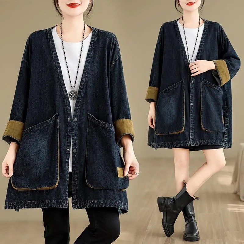 Γυναικείο τζιν παλτό με V-λαιμό, ραγκλάν μανίκια, μεσαίου μήκους άνετης γραμμής, μεγάλες τσέπες, ύφασμα τζιν με 70–80% βαμβάκι, φινίρισμα με πλύση άμμου