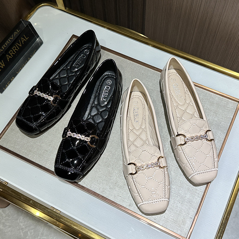 Loafers με τετράγωνη μύτη, άνω μέρος από μικροϊνες, καρό σχέδιο, χαμηλό τακούνι, σόλα από τένοντα βοδινού