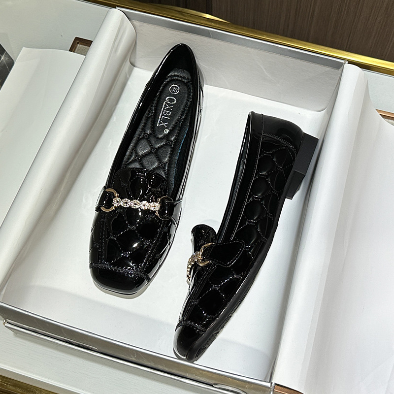 Loafers με τετράγωνη μύτη, άνω μέρος από μικροϊνες, καρό σχέδιο, χαμηλό τακούνι, σόλα από τένοντα βοδινού