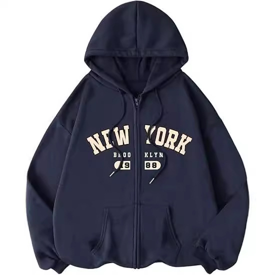 Kapucnis cipzáros pulóver alfanumerikus nyomtatással, laza szabású, japán-koreai városi stílus, 70–80% poliészter