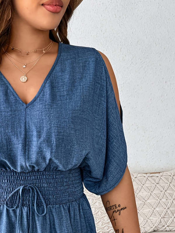 Moterų kombinezonas su V kaklu, atviri pečiai, klostės, 3/4 rankovės, laisvas kelnių kirpimas, poliesteris