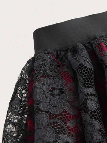 Дамска миди пола с дантелен дизайн: предна част къса, задна част дълга; двуетажна конструкция; полиестерна материя; ластична талия; леко разтягане