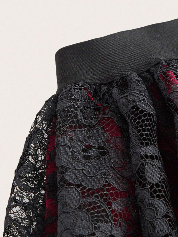 Női midi szoknya csipkével az elején, hátul hosszú kialakítással, két rétegű, elasztikus derekú, enyhe nyúlású poliészter anyagból