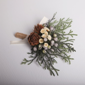 Corsage ar rokdarbu ziedu dizainu, dabīgs stils, universāls; piemērots kā dāvana uzņēmumiem, jubilejām un atklāšanas ceremonijām