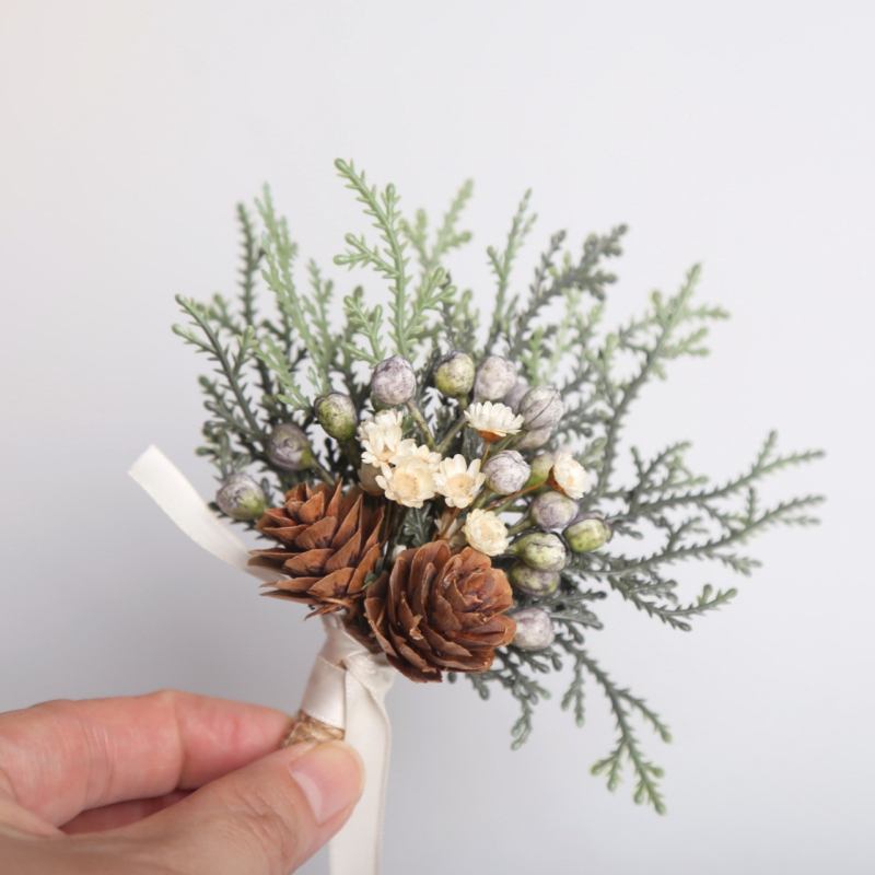 Corsage ar rokdarbu ziedu dizainu, dabīgs stils, universāls; piemērots kā dāvana uzņēmumiem, jubilejām un atklāšanas ceremonijām