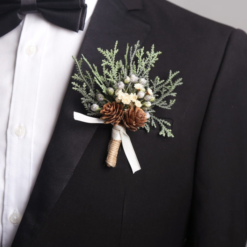 Corsage ar rokdarbu ziedu dizainu, dabīgs stils, universāls; piemērots kā dāvana uzņēmumiem, jubilejām un atklāšanas ceremonijām