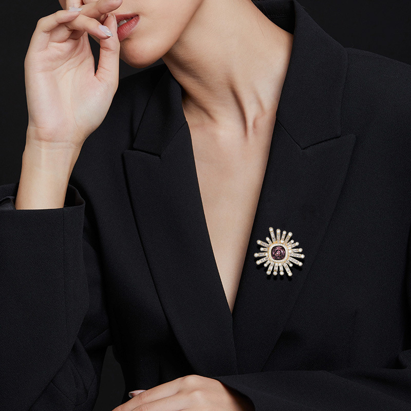 Geometriai formájú réz brooch, elektroplakált bevonattal, Dongyang Minglong márka, dekoratív kiegészítő