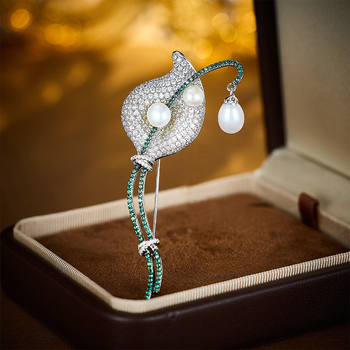 Broșă Calla Lily din cupru, cu zircon încrustat și perle de apă dulce, electroplacare – Liyu Jewelry