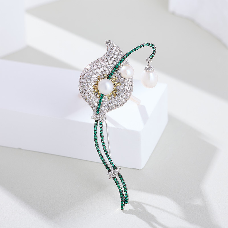 Broșă Calla Lily din cupru, cu zircon încrustat și perle de apă dulce, electroplacare – Liyu Jewelry