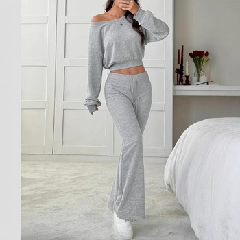 Δύο τεμάχια γυναικείου συνόλου: τοπ χωρίς ώμους με μακριά μανίκια και παντελόνια τύπου καμπάνας, μονόχρωμο, πολυεστέρας με 70–80% βαμβάκι και έως 30% ελαστάνη, φθινοπωρινό/χειμερινό 2025.