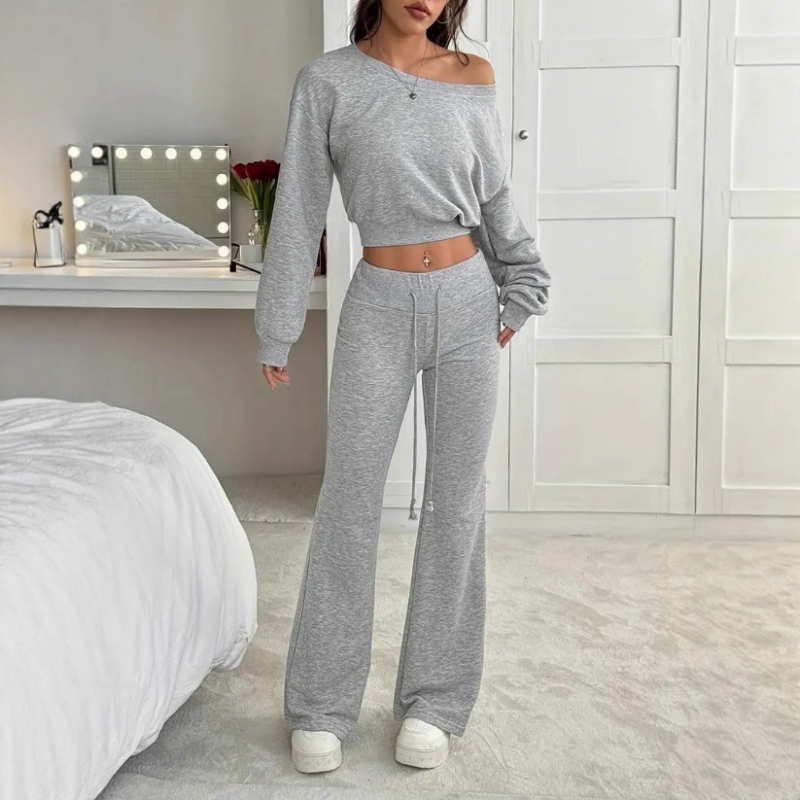 Moterų dviejų dalių rinkinys: pečių neapsižengiantis viršus su ilgomis rankovėmis ir klostuotos kelnės, vienos spalvos, iš poliesterio su medvilne ir elastanu 70–80%/30%, rudens-žiemos 2025.