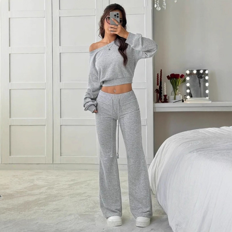 Moterų dviejų dalių rinkinys: pečių neapsižengiantis viršus su ilgomis rankovėmis ir klostuotos kelnės, vienos spalvos, iš poliesterio su medvilne ir elastanu 70–80%/30%, rudens-žiemos 2025.