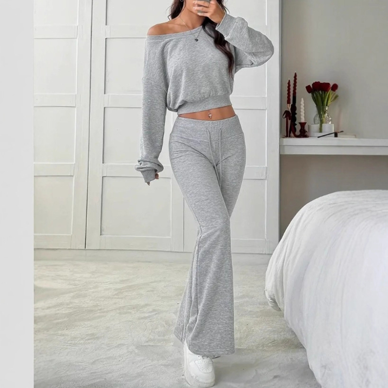 Moterų dviejų dalių rinkinys: pečių neapsižengiantis viršus su ilgomis rankovėmis ir klostuotos kelnės, vienos spalvos, iš poliesterio su medvilne ir elastanu 70–80%/30%, rudens-žiemos 2025.