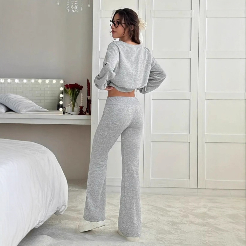 Moterų dviejų dalių rinkinys: pečių neapsižengiantis viršus su ilgomis rankovėmis ir klostuotos kelnės, vienos spalvos, iš poliesterio su medvilne ir elastanu 70–80%/30%, rudens-žiemos 2025.